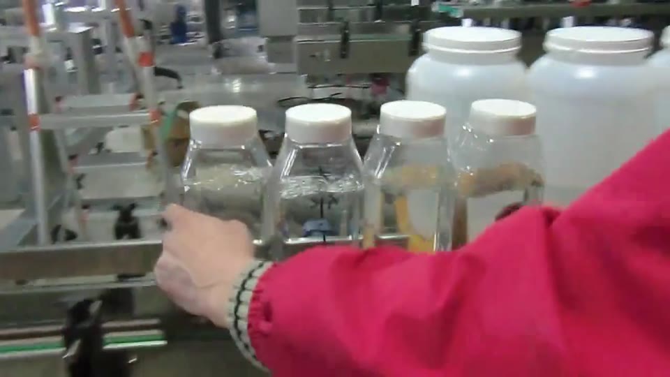 Cap feeding and bottle closing — V055